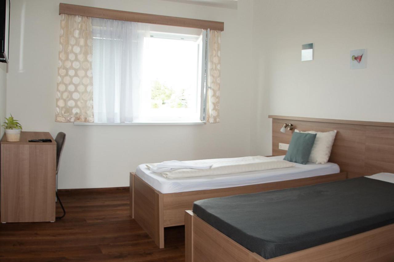Hotel Khail Maria Lanzendorf Bagian luar foto